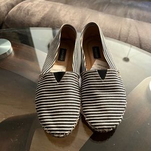 New 8.5 Adam Tucker flats